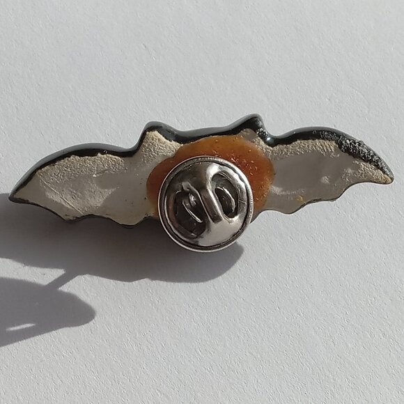 🎯 10 for $10 / Vintage Bat Pin - Picture 6 of 8